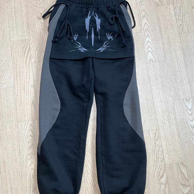 Graphic Apron Sweatpants / Black