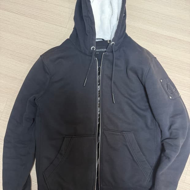 무스너클 버니스웨터