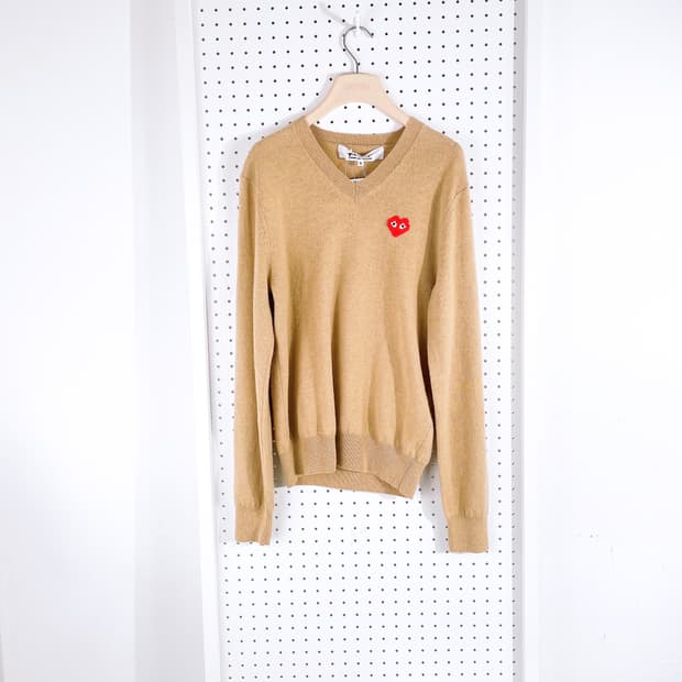 (정품/새상품) 꼼데가르송 공용 베이지 레드 하트 브이넥 니트