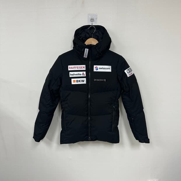 데상트 스폰서 블랙패딩S