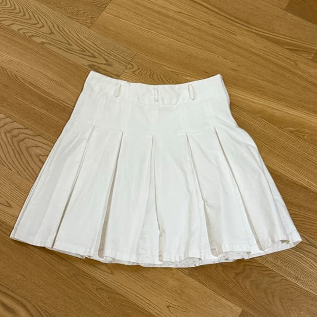 brandy melville 화이트 플리츠 스커트