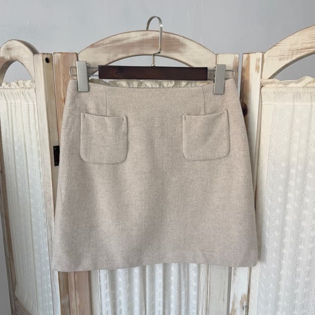 Light beige wool skirt 