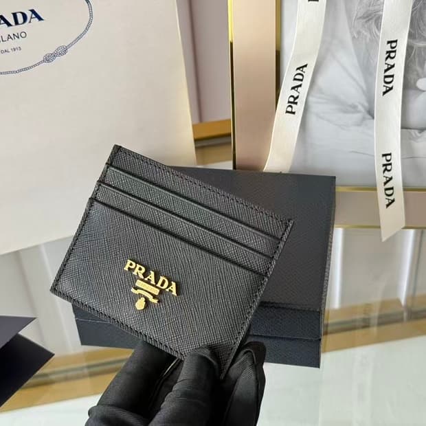 프라다 사피아노 레더 카드 홀더 블랙