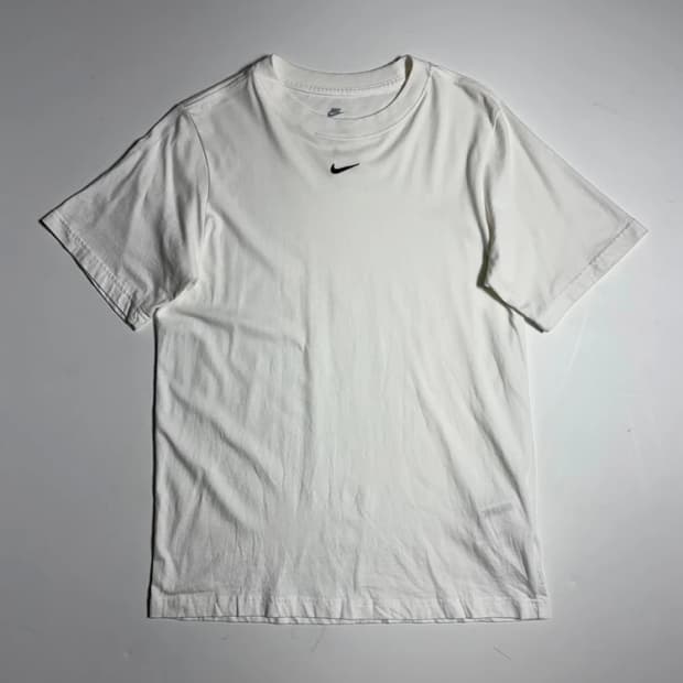 나이키 23SS 스우시 로고 NSW 에센셜 반팔 티셔츠 R1933