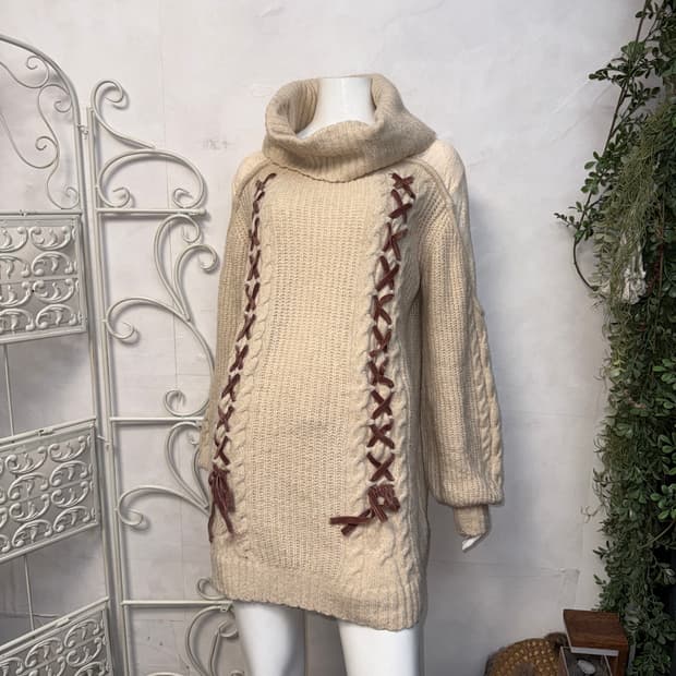 Ivory lace layered ribbon turtleneck ops