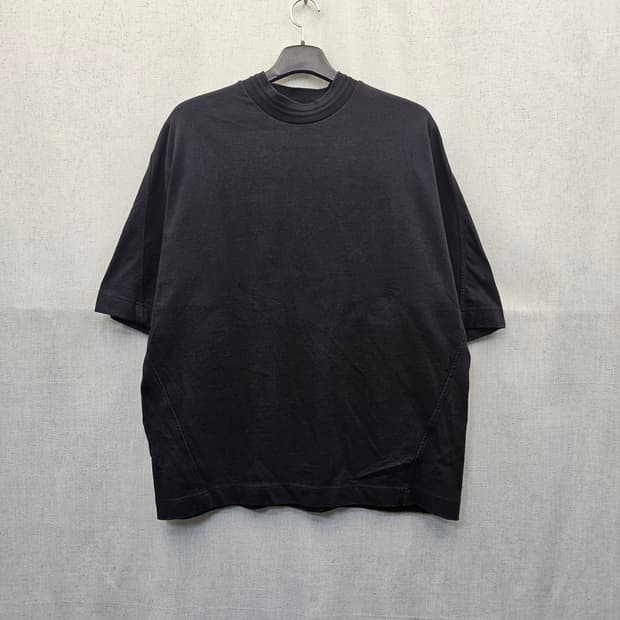 COS 오버핏 블랙 반팔 티셔트 252.