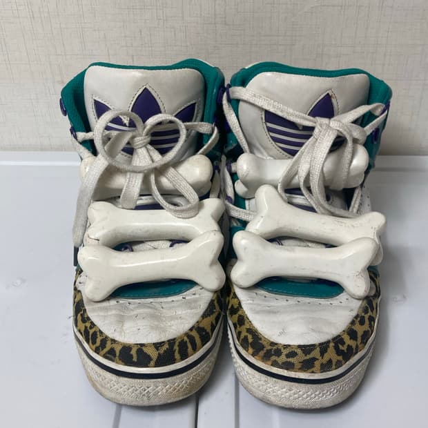 아디다스 제레미스캇 본즈 스니커즈 255