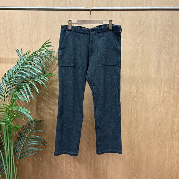 단톤 울 블렌드 워크 팬츠 사각 패치 포켓 로고 패치 버튼 디테일 차콜