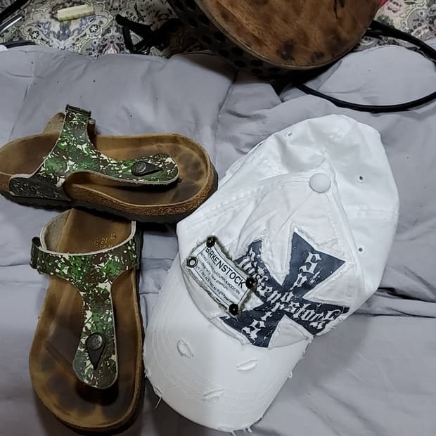 버켄스탁 쪼리230 + 화이트 캡모자 