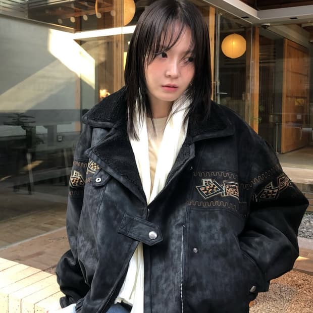 Unanswered mystery 무스탕 (black)