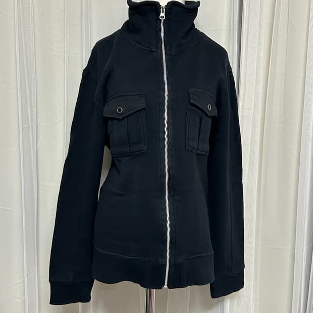 콤사이즘 하이넥 포켓 집업 자켓