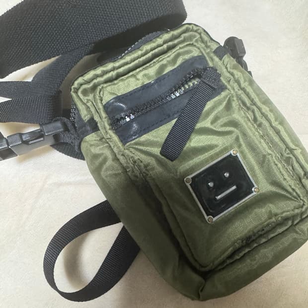 아크네 이모지 미니가방