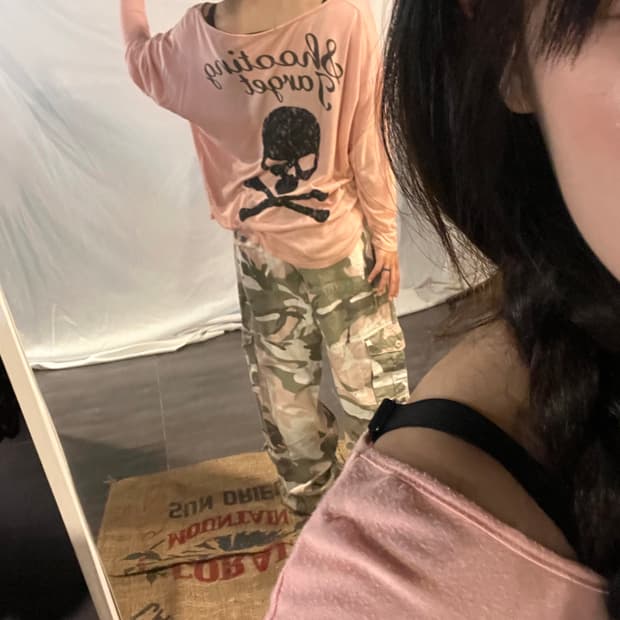 Race skull point off-shoulder