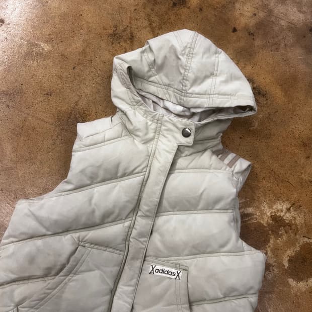 아디다스 화이트 후드 조끼 패딩