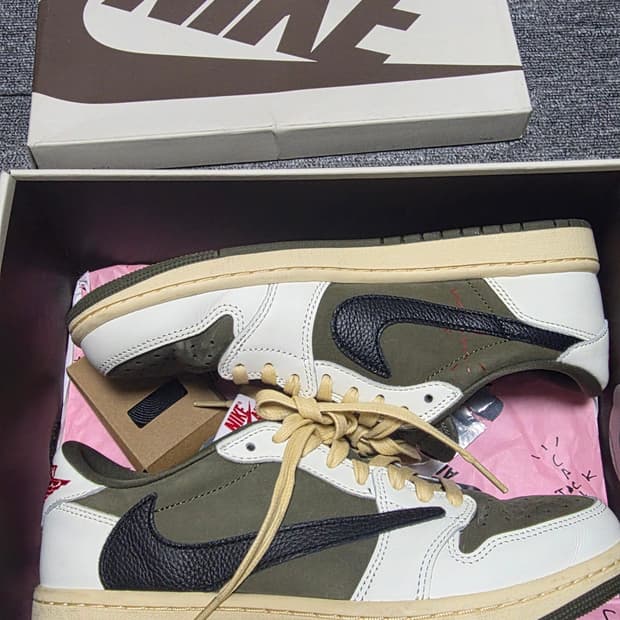 조던1 x 트레비스 스캇 리버스 올리브 (260)