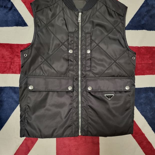 프라다 경량패딩 조끼