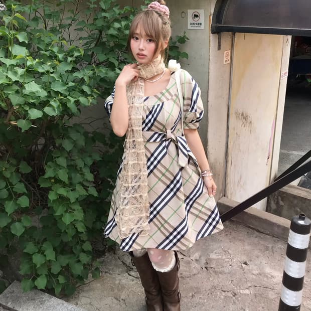 버버리 베이지 체크 퍼프 하치깔 미디 원피스, 스카프