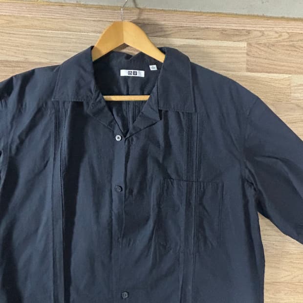 유니클로u 스티치 디테일 반팔 셔츠