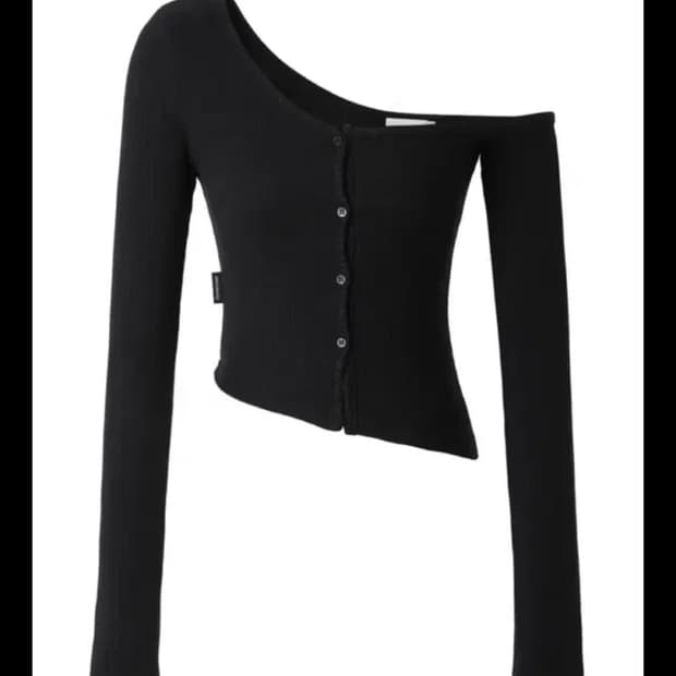 쓰리타임즈 원숄더 버튼 티