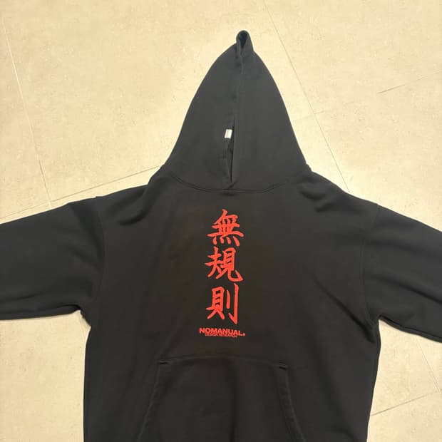 노메뉴얼 후드티