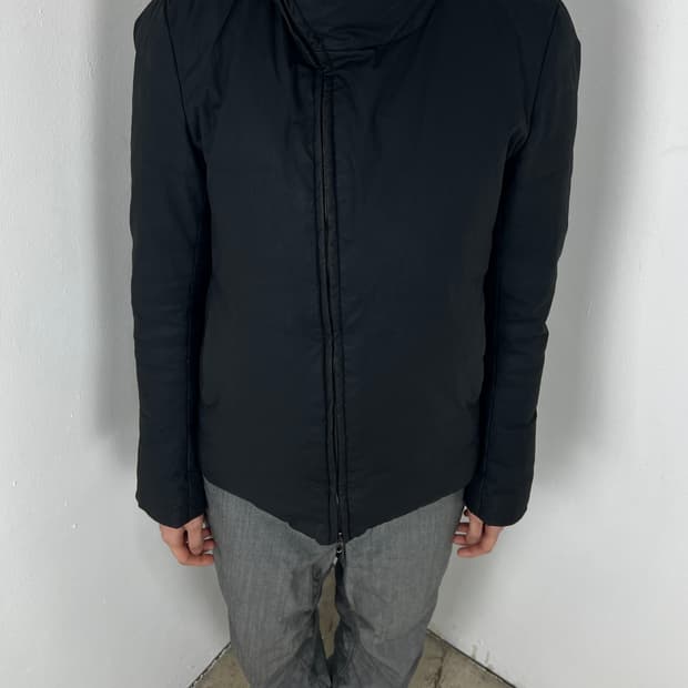 카즈유키 쿠마가이 어태치먼트 비대칭 하이넥 다운 자켓