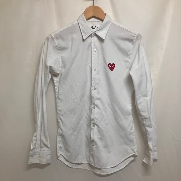 꼼데가르송 플레이 하트 로고 와펜 화이트 셔츠