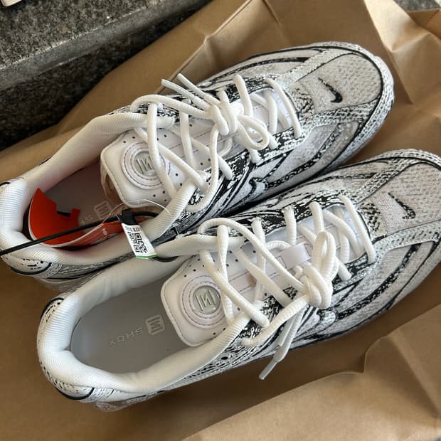 나이키 쇼크스 라이드 2 메탈릭 플래티넘