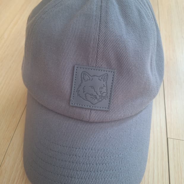 메종키츠네 볼드폭스 레더패치 볼캡 모자 블루 판매합니다!