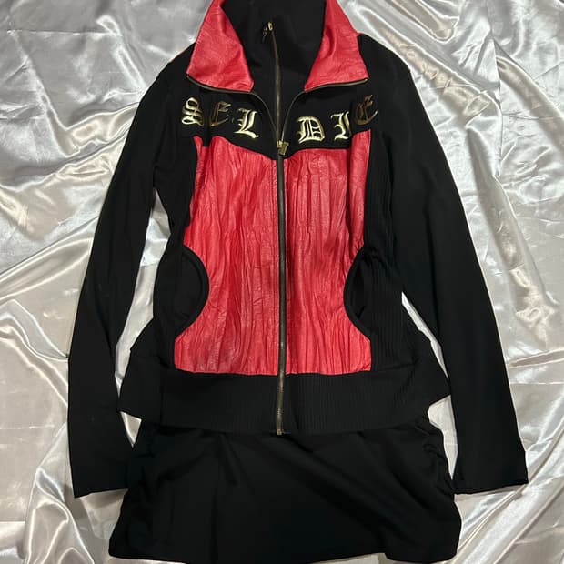 black&red layered zip-up