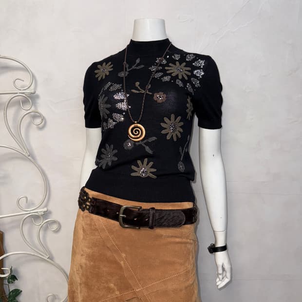 Black ethnic floral turtle neck half 니트