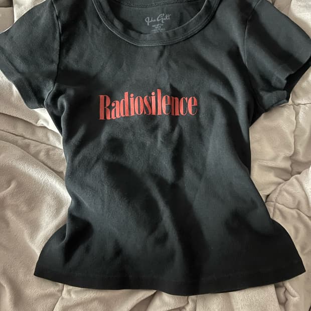 브랜디 멜빌 Radio Silence 블랙 크롭 반팔