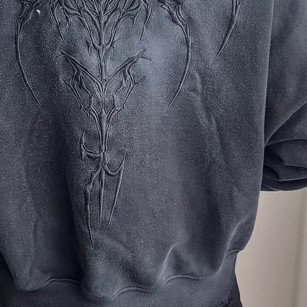 어나더유스 본 윙 집업 후디 크롭 아플리케 블랙 포그서비스 오피움