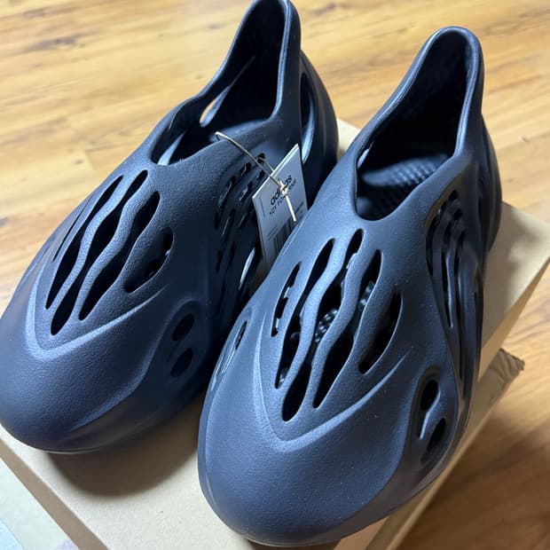 아디다스 이지 폼러너 오닉스 295