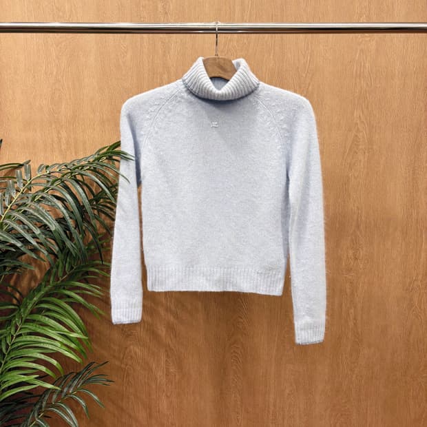 꾸레쥬 터틀넥 골지 니트 미니 로고 자수 레글런 슬리브 디테일 그레이
