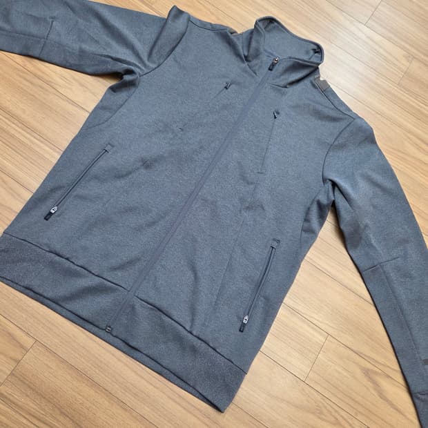 아디다스 남성 자켓 L사이즈입니다
- 색상은 회색입니다
- 소재는 폴리에