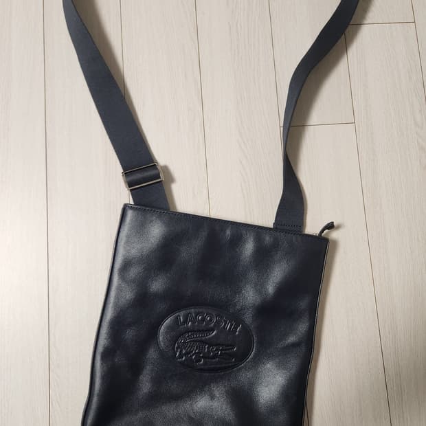 라코스테 네이비 크로스백

생활 스크레치 및 사용감 있어요
오염 하자 없