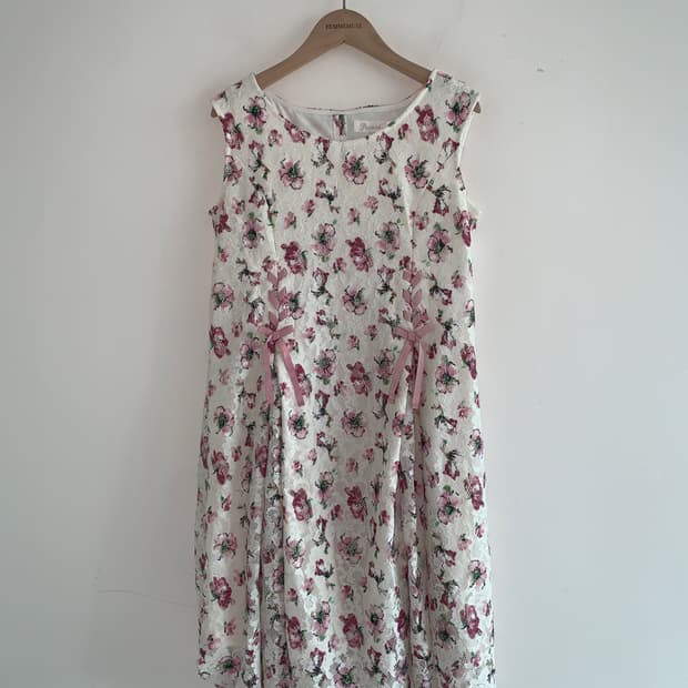 Twin ribbon flower dress