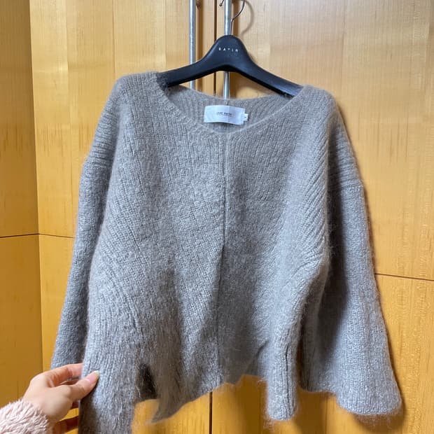 ECRU 에크루 JANE SMITH 모헤어 브이넥 니트