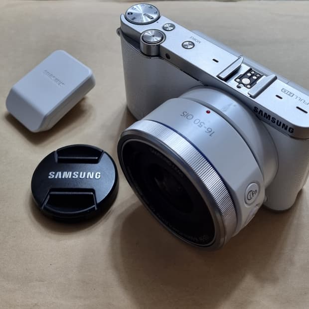 삼성 미러리스 카메라 NX3000과 16-50mm 렌즈팝나다.