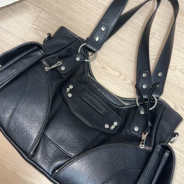 이우가마카라스 숄더백 블랙