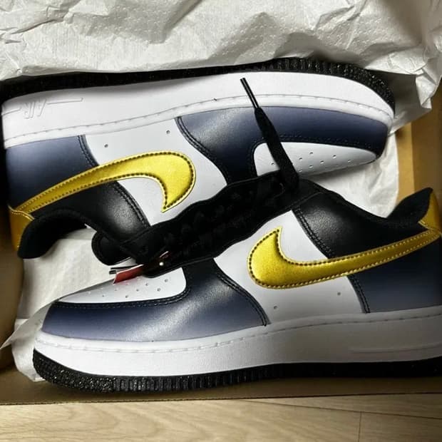 나이키 에어포스1 블랙/화이트/골드  260