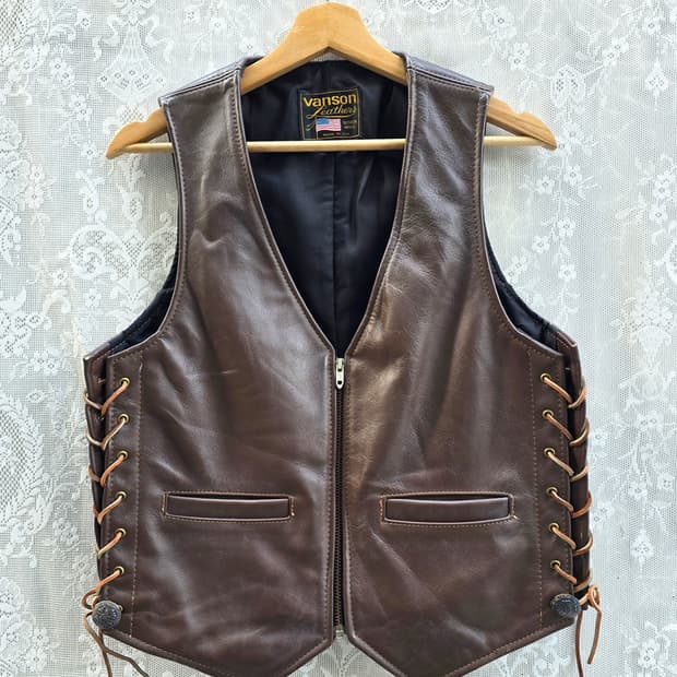 밴슨 레더 가죽 아일렛 베스트 (made in usa)