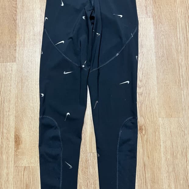 나이키 프로 블랙 레깅스 스우시 패턴