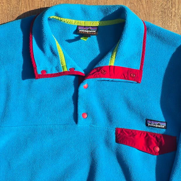파타고니아 신칠라 스냅티 스카이블루/레드 L