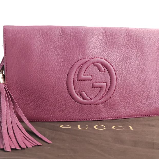 구찌 GG 소호 테슬 플랩 클러치백