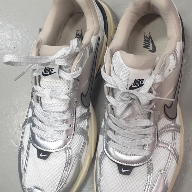 나이키 V2K 런 화이트 메탈릭 실버 275