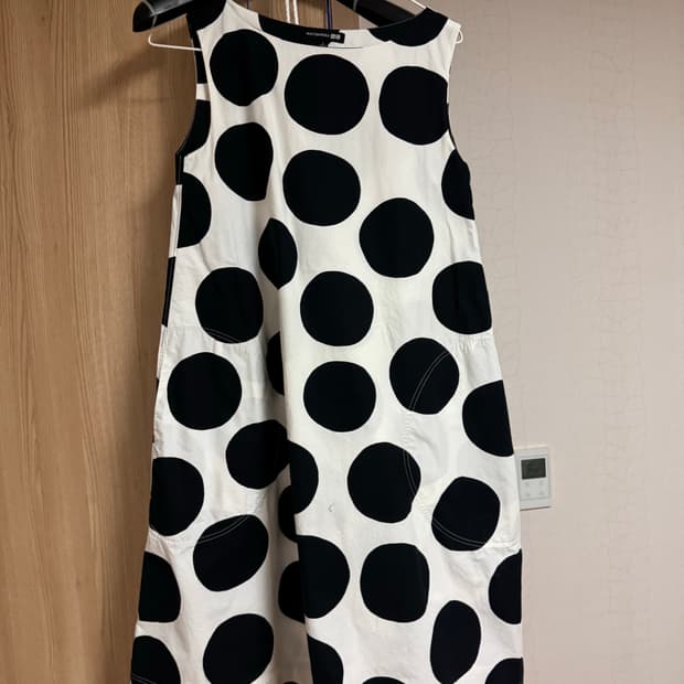 유니클로 마리메꼬 도트원피스 