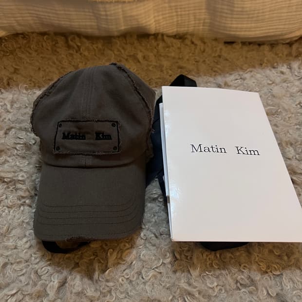 마뗑킴 스퀘어 로고 컷아웃볼캡 차콜