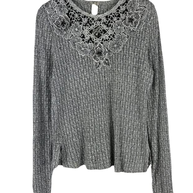레이스 패턴 장식 회색 니트 긴팔 티셔츠