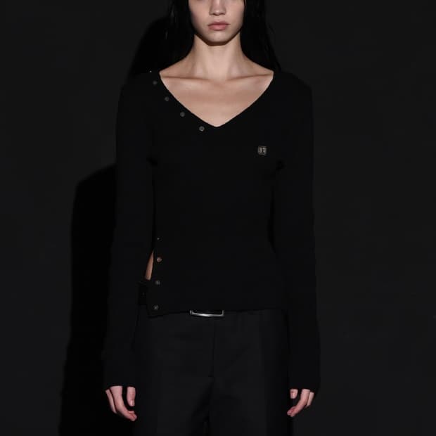 보헤미안서울 버튼 브이넥 슬릿 니트 블랙